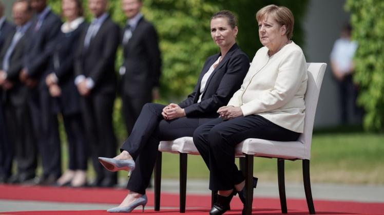 Bundeskanzlerin Angela Merkel (CDU) sitzt neben der dänischen Ministerpräsidentin Mette Frederiksen beim Empfang vor dem Kanzleramt. Foto:dpa/Michael Kappeler