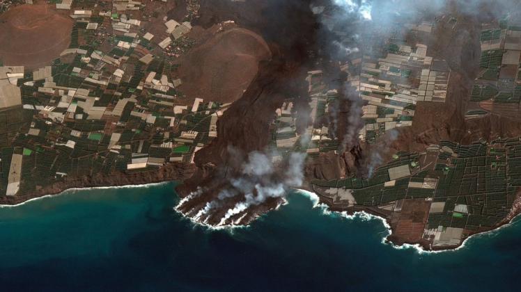 Auf diesem Satellitenbild ist zu sehen, wie die Lava des Vulkans Cumbre Vieja auf der spanischen Insel La Palma ins Meer fließt.