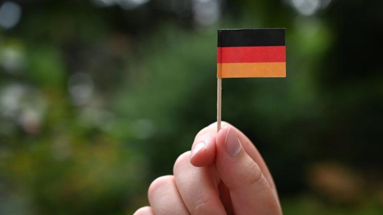 Die Bundesregierung lehnt es ab, Schülern eine Deutschlandflagge auszuhändigen. Symbolfoto