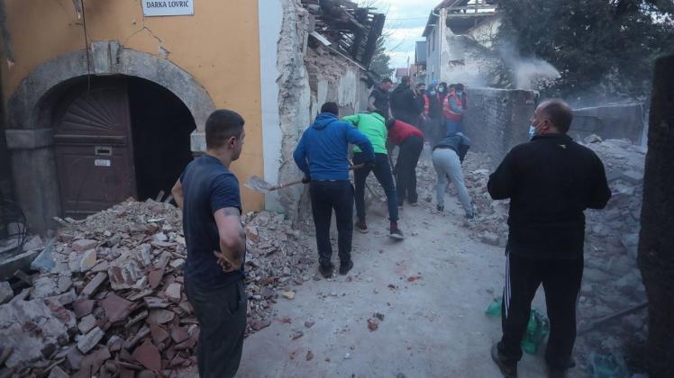 Helfer versuchen in Petrinja die Trümmer aufzuräumen.