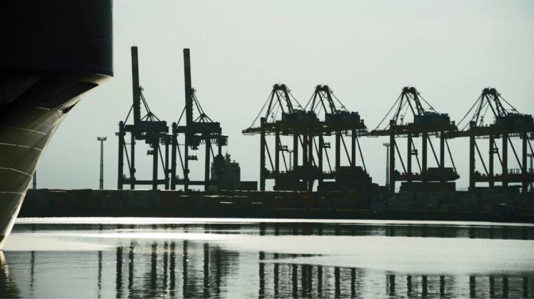 Bremerhavener Containerterminal: Die Bundesregierung erwartet für 2019 aber nur noch eine Zunahme des Bruttoinlandsprodukts von 1,0 Prozent.