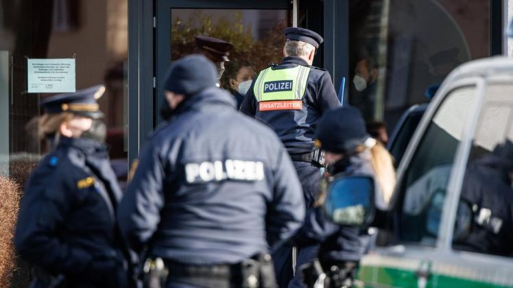 Die Polizei hat bei einer Zwangsräumung in München mehrmals geschossen und einen bewaffneten Mann verletzt.