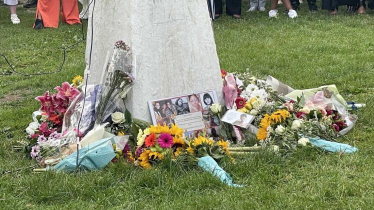 Eine Mahnwache zum Gedenken an die ermordeten Schwestern im Fryent Country Park in Wembley.