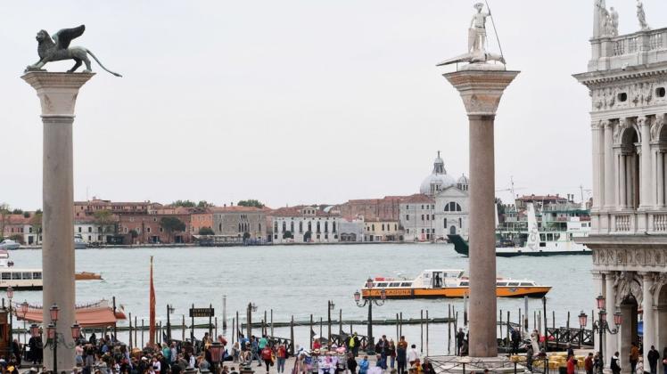 Die Säulen Sankt Markus und Sankt Theodorus am Markusplatz von Venedig. Symbolfoto: dpa/Felix Hörhager
