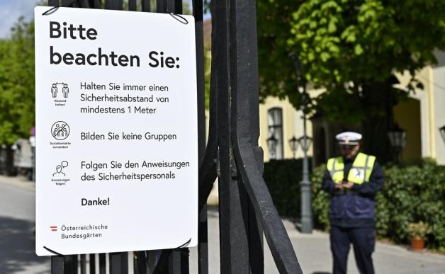 Sicherheitspersonal kontrolliert die Regelwahrung im Bundesgarten Schönbrunn in Wien. Foto: AFP/HANS PUNZ / APA 