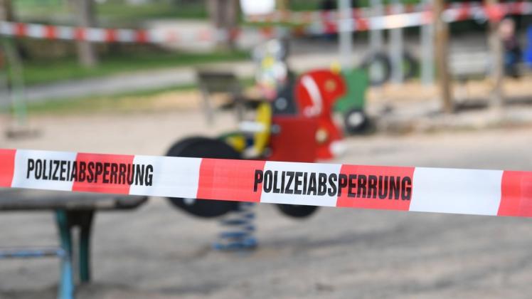 Ein Absperrband mit der Aufschrift "Polizeiabsperrung" ist um einen Spielplatz gezogen worden. (Symbolbild)