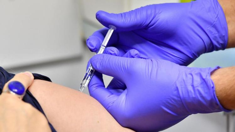 Wegen der Corona-Pandemie könnte die Nachfrage nach Grippe-Impfungen in diesem Jahr steigen.