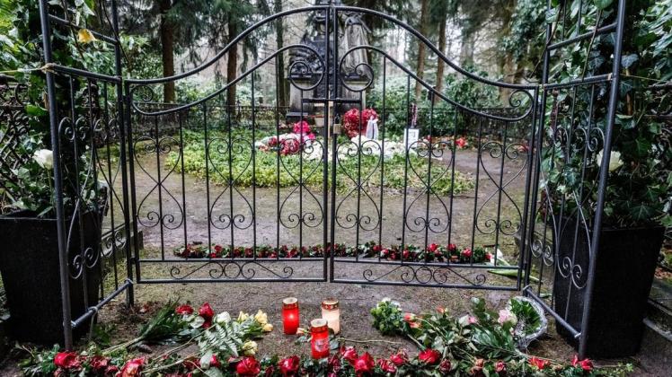 Grab von Schauspielers Jan Fedder auf dem Ohlsdorfer Friedhof: Die Ruhestätte ist abgeriegelt.