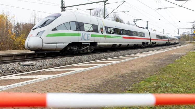 Ein ICE fährt durch den Bahnhof an dem am Vortag bei einem Großeinsatz der Polizei ein 27-jähriger Mann nach einem Messerangriff in einem ICE festgenommen wurde. Bei der Messerattacke im ICE Passau-Hamburg waren am Samstag 6. November, drei Menschen schwer verletzt worden.