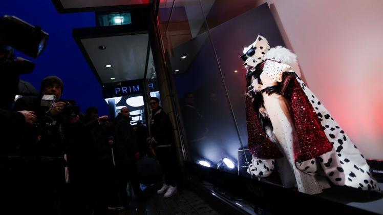 In einem Schaufenster in Köln präsentierten sich die verkleideten Promis erstmals der Presse. Hier: Der Dalmatiner. Foto: dpa/Rolf Vennenbernd