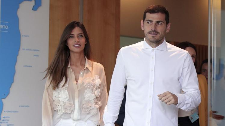 Seit 2016 sind die Sportmoderatorin Sara Carbonero und der spanische Torwart Iker Casillas verheiratet. Foto: dpa/Luis Vieira/AP