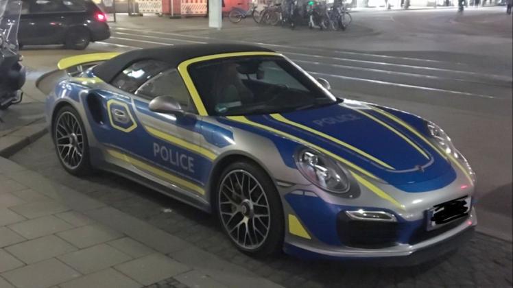 Der Porsche in neongelb und blau eingefärbt sieht aus wie ein Streifenwagen.