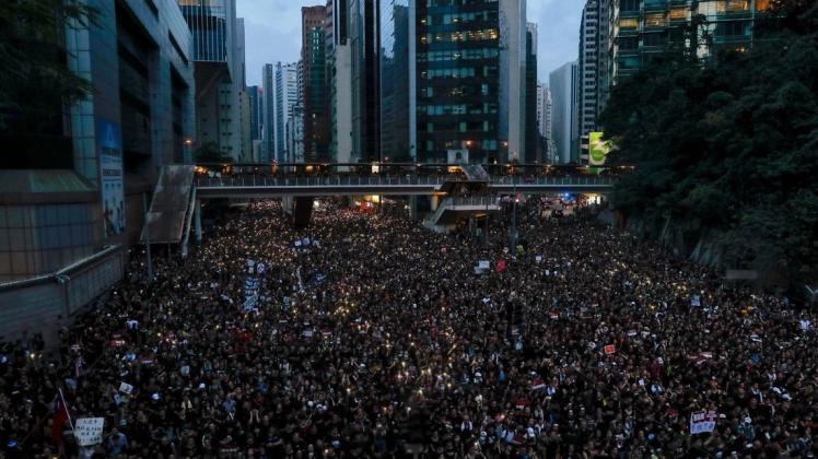 Zehntausende zogen erneut durch die Finanzmetropole und ließen aus Protest gegen das Auslieferungsgesetz ihre Handys aufleuchten. Foto: dpa/AP/Kin Cheung