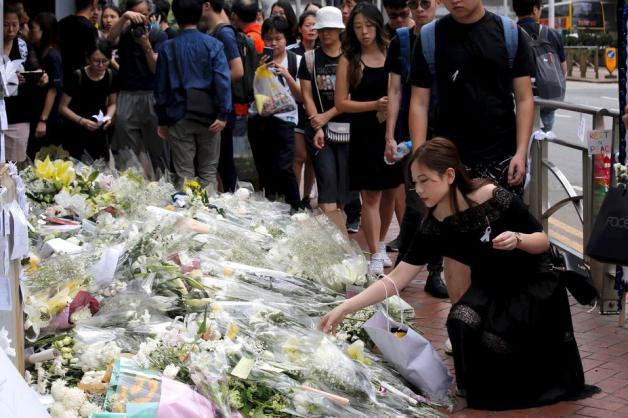 Ein provisorisches Denkmal erinnert an die bei den Protesten gestorbenen Demonstranten. Foto: dpa/AP/Kin Cheung