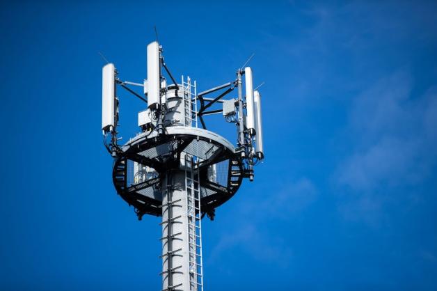 Ein Mast mit verschiedenen Antennen von Mobilfunkanbietern. Foto: dpa/Jens Büttner/zb