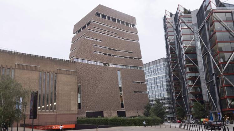 Ein 17-Jähriger hat einen sechsjährigen Jungen von der Aussichtsplattform des Tate Modern gestoßen.
