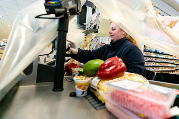Arbeiten unter Plastikfolie: Höhere Löhne für Beschäftigte in den Supermärkten gefordert.