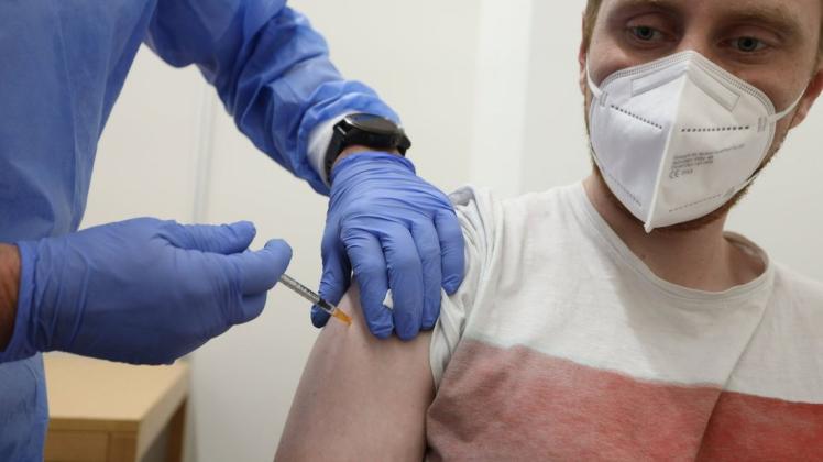 Müssen sich bald alle Menschen in Deutschland gegen das Coronavirus impfen lassen? Die Debatte über eine Impfpflicht nimmt deutlich an Fahrt auf.
