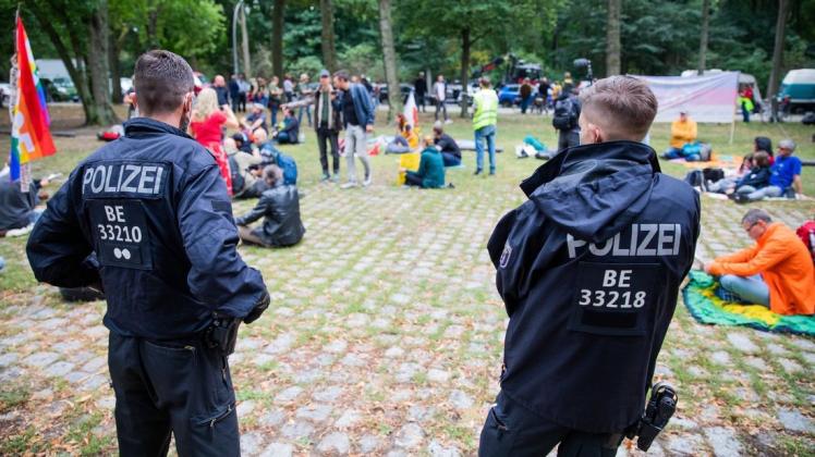 Protestcamp im Berliner Tiergarten: Bei einer verbotenen Versammlung gingen Polizisten angeblich gewaltsam gegen eine Demonstrantin vor.