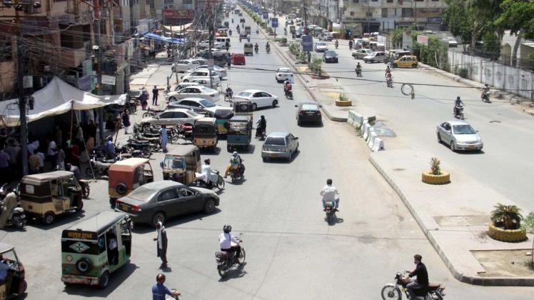 Autos, Motorräder und Tuktuks im Stadtteil Ayesha Manzil der Stadt Karatschi. (Symbolfoto)