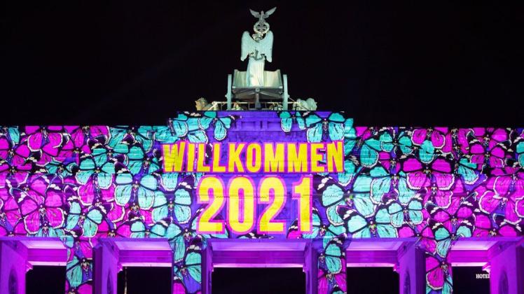 Das ZDF empfängt das neue Jahr am Brandenburger Tor.
Die Silvester-Feiern fielen dieses Mal wegen der Corona-Krise ruhiger aus. Foto: Christoph Soeder/dpa - ACHTUNG: Dieses Foto hat dpa bereits im Bildfunk gesendet - Honorarfrei nur für Bezieher des Dienstes dpa-Nachrichten für Kinder +++ dpa-Nachrichten für Kinder +++ Das ZDF empfängt das neue Jahr am Brandenburger Tor.
Die Silvester-Feiern fielen dieses Mal wegen der Corona-Krise ruhiger aus. Foto: Christoph Soeder/dpa - ACHTUNG: Dieses Foto hat dpa bereits im Bildfunk gesendet - Honorarfrei nur für Bezieher des Dienstes dpa-Nachrichten für Kinder +++ dpa-Nachrichten für Kinder +++