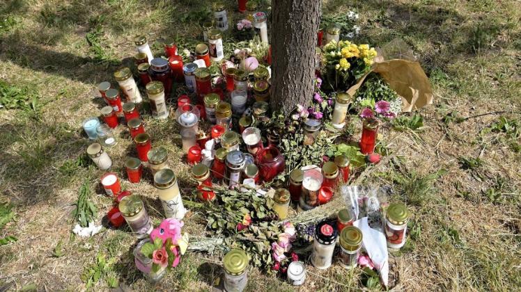 Die Anteilnahme am Tod des 13-jährigen Mädchen in Wien ist riesig: Kerzen und Blumen liegen am Fundort der Leiche.