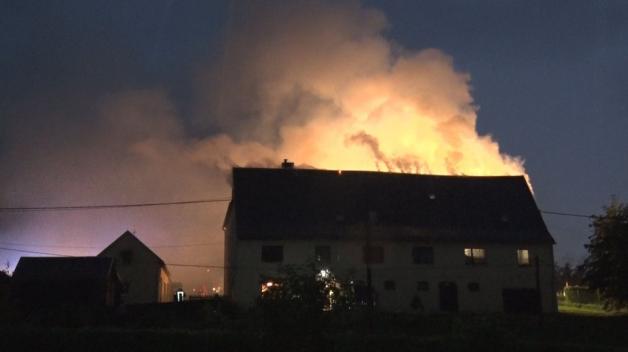 In Steinbach in Sachsen brennt nach einem Blitzeinschlag ein Hausdach.