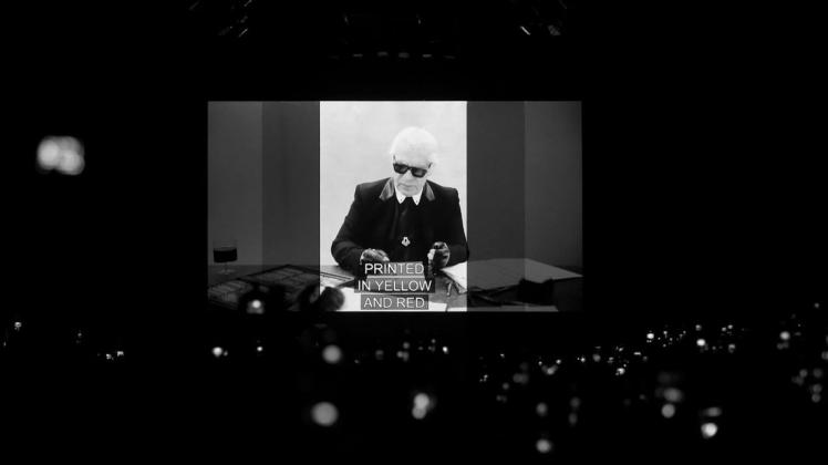Karl Lagerfeld in einem Video auf der Fashion Week in Mailand. Foto: dpa/Antonio Calanni