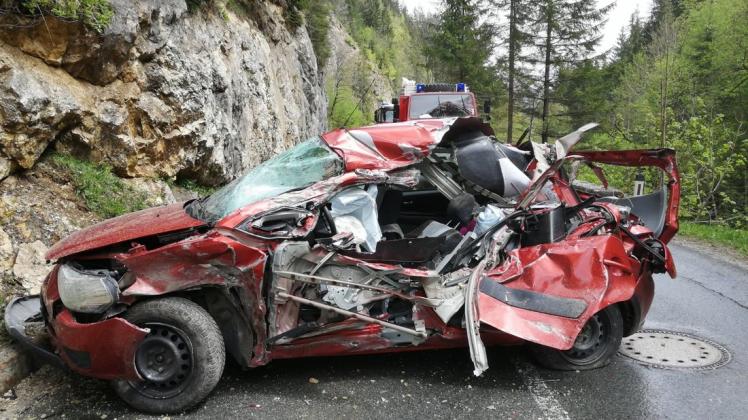 Die Beifahrerin konnte nahezu unverletzt aus dem Wagen befreit werden. Foto: dpa/Zoom.Tirol