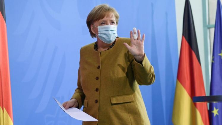 Bundeskanzlerin Angela Merkel mit Verbandsschiene am linken Mittelfinger .