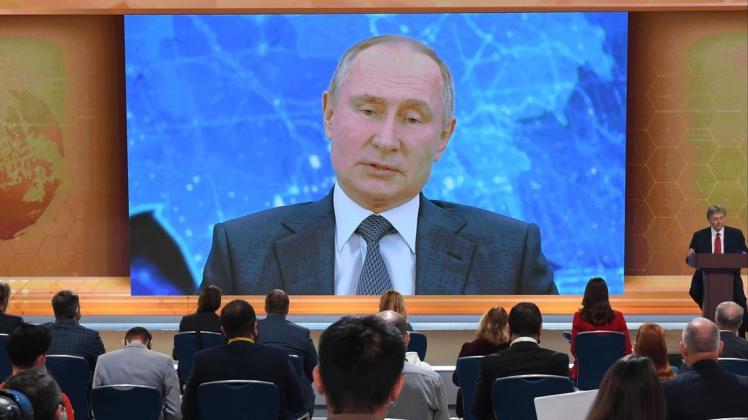 Putin überlebensgroß: So hält der Präsident aktuell Pressekonferenzen ab.