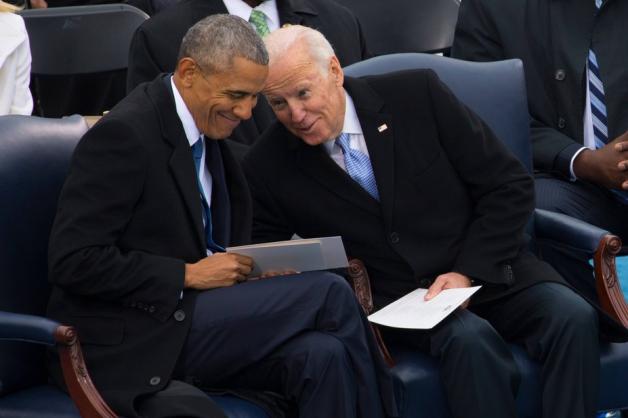 Kichernd bei der Vereidigung von Donald Trump 2017: Barack Obama und Joe Biden. Foto: imago images/ZUMA Press/Cristian L. Ricardo Kichernd bei der Vereidigung von Donald Trump 2017: Barack Obama und Joe Biden. Foto: imago images/ZUMA Press/Cristian L. Ricardo