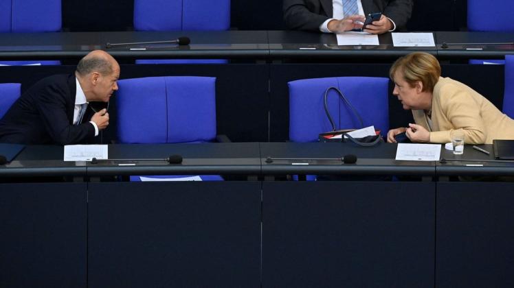 Angela Merkel spricht mit ihrem Vizekanzler Olaf Scholz während einer Bundestagssitzung Anfang September. Demnächst dürfte er ihr im Amt folgen.