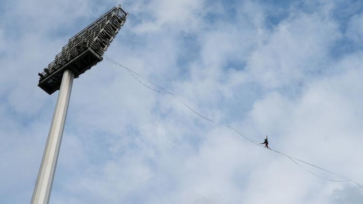 Der Slackliner Jens Decke geht über die 230 Meter lange Highline zwischen den Flutlichtmasten des Max-Morlock-Stadions. Der Slackliner Jens Decke geht über die 230 Meter lange Highline zwischen den Flutlichtmasten des Max-Morlock-Stadions.