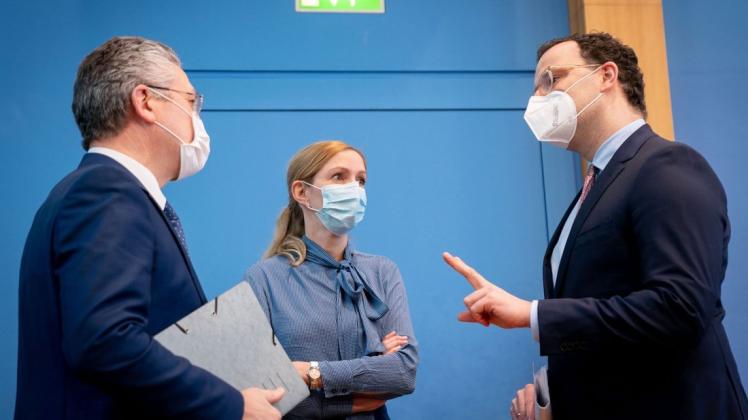 Sandra Ciesek (Mitte) im Gespräch mit Gesundheitsminister Jens Spahn (rechts) und RKI-Präsident Lothar Wieler.