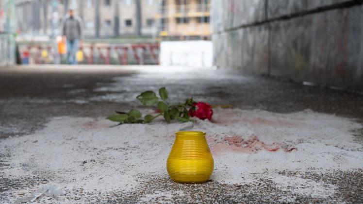 Eine Rose und eine Kerze wurden in der Unterführung zum Monbijoupark im Bezirk Mitte abgelegt.