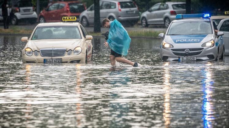 In Berlin sind wegen des Unwetters Straßen stark überflutet.