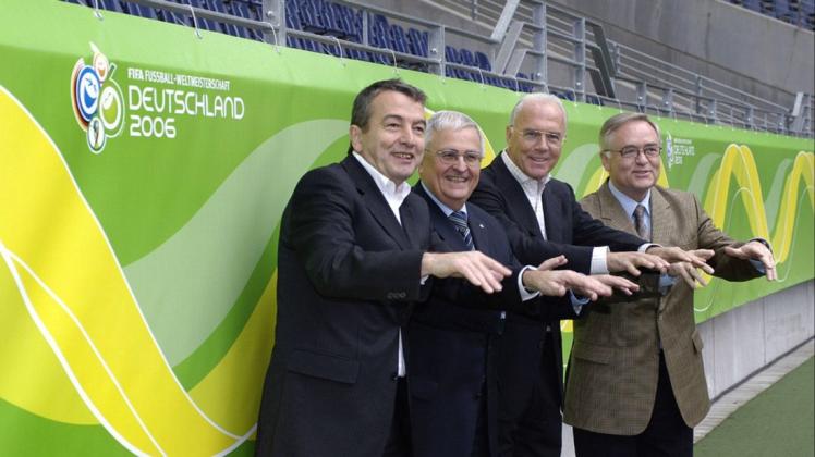 Das Präsidium des Organisationskomitees für die Fußball-Weltmeisterschaft 2006 in Deutschland (von links): Vizepräsident Wolfgang Niersbach, Vizepräsident Theo Zwanziger, Präsident Franz Beckenbauer und der 1. Vizepräsident Horst R. Schmidt.