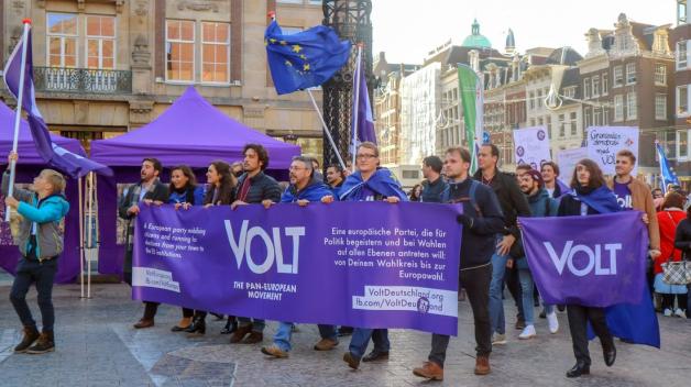 Mitglieder und Anhänger der proeuropäischen Partei Volt bei einer Demo in Amsterdam. Foto: dpa/Fons Janssen/Volt