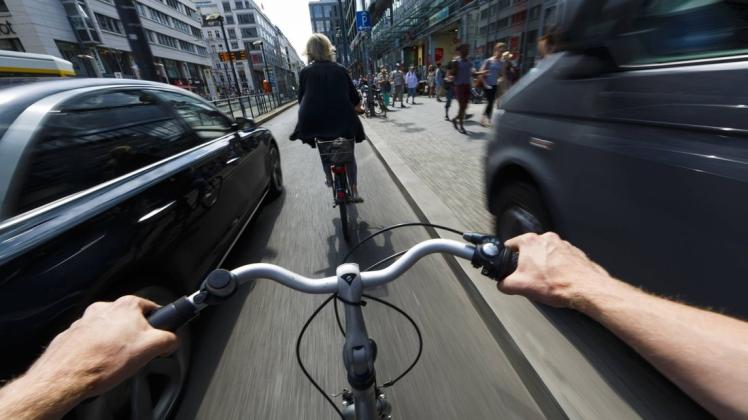 Radfahrer sollen in ihren Rechten im Straßenverkehr gestärkt werden, fordert Verkehrsminister Andreas Scheuer. Foto: imago images/Thomas Trutschel/photothek.net