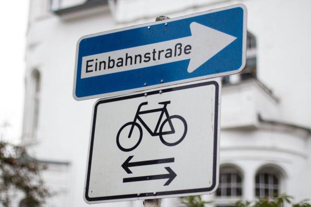 Radfahrer dürfen manchmal auch gegen die vorgeschriebene Richtung fahren. Foto: imago images/Eibner/Deutzmann