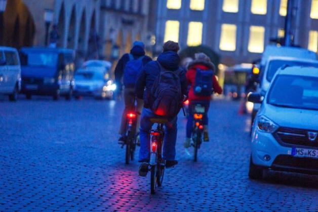 Sofern andere Verkehrsteilnehmer nicht behindert werden, sollen Radfahrer künftig auch nebeneinander fahren dürfen. Foto: imago images/Rüdiger Wölk
