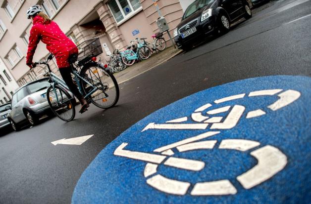 Im Gegensatz zu einer Fahrradstraße (Foto) sind Fahrradzonen ganz auf Radfahrer ausgerichtet, etwa mit mehr Parkmöglichkeiten und Vorfahrt vor anderen Verkehrsteilnehmern. Foto: dpa/Hauke-Christian Dittrich Im Gegensatz zu einer Fahrradstraße (Foto) sind Fahrradzonen ganz auf Radfahrer ausgerichtet, etwa mit mehr Parkmöglichkeiten und Vorfahrt vor anderen Verkehrsteilnehmern. Foto: dpa/Hauke-Christian Dittrich
