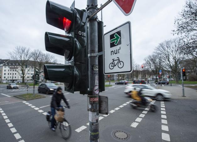 In Düsseldorf hängt schon ein sogenannter grüner Pfeil, der es Fahrradfahrern erlaubt rechts abzubiegen, wenn die Ampel rot ist. Foto: dpa/Christophe Gateau