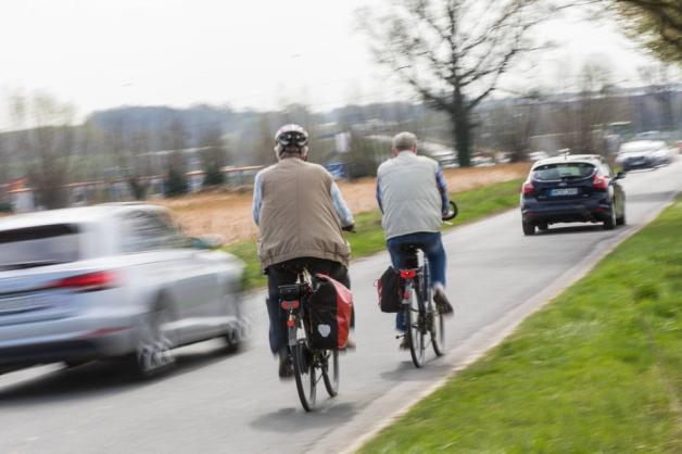 Autofahrer sollen mehr Abstand zu Radfahrern halten. Foto: imago images / Marius Schwarz