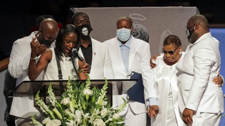 Die Hinterbliebenen nahmen am Dienstag von Floyd Abschied. Zur Beerdigung trugen die Gäste Weiß, was Wiedergeburt symbolisieren soll.