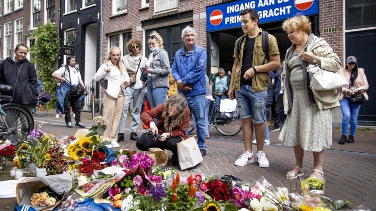 Während Peter R. de Vries weiter ums Überleben kämpft, drücken Niederländer ihre Solidarität mit dem berühmten Reporter aus.