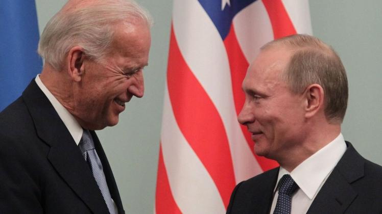 Joe Biden und Wladimir Putin bei einem Treffen im Jahr 2011.