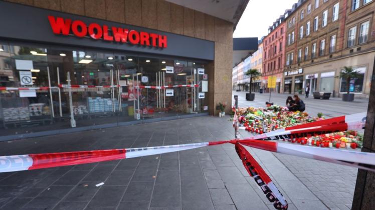 Mit Polizeiband abgesperrt ist ein Kaufhaus, in dem ein Mann Menschen mit einem Messer attackiert hatte.