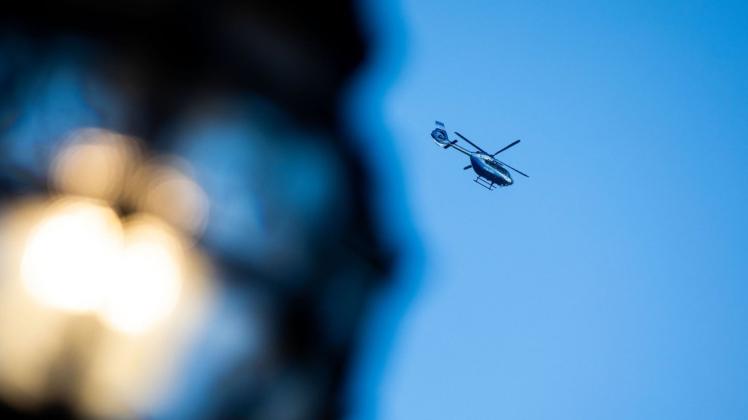 Ein Hubschrauber der Polizei sucht das Gebiet rund um den Tatort ab.